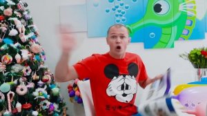 Макс и Катя играют в огромные шары