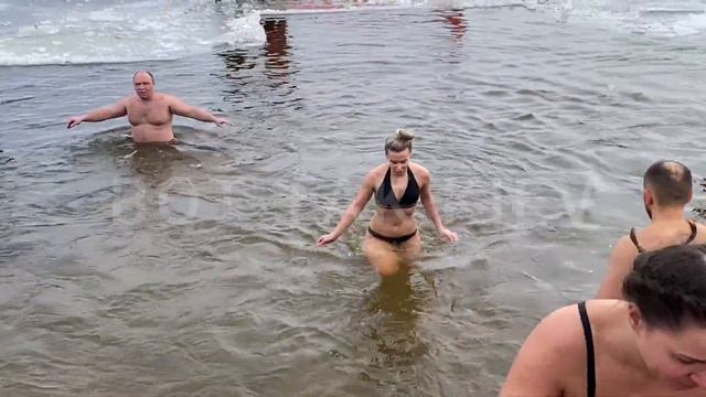 ICE HOLE BATHING COLD WATER 4K #7 | SWIMMING WINTER | EPIPHANY BAPTISM 2023 #bathing #epiphany смотреть онлайн