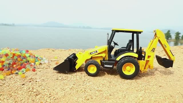 Трактор грузит шарики/ Машинки/ Игрушки смотреть онлайн
