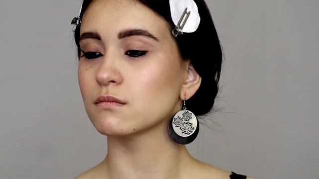Очень яркий графичный макияж с блёстками и стрелками. Модель Алечка ??? смотреть онлайн