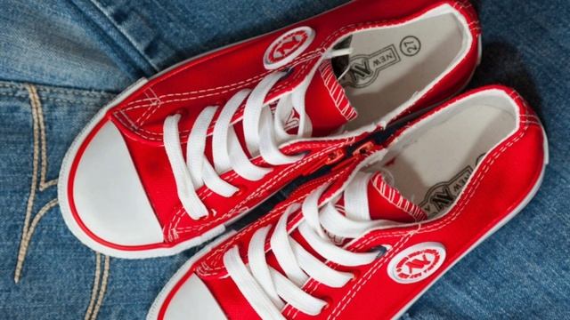 Как не стоит носить кроссовки. Спортивная обувь. Прогулка. Пробежка. Бег. Ходьба. Размер. Мода. Топ смотреть онлайн