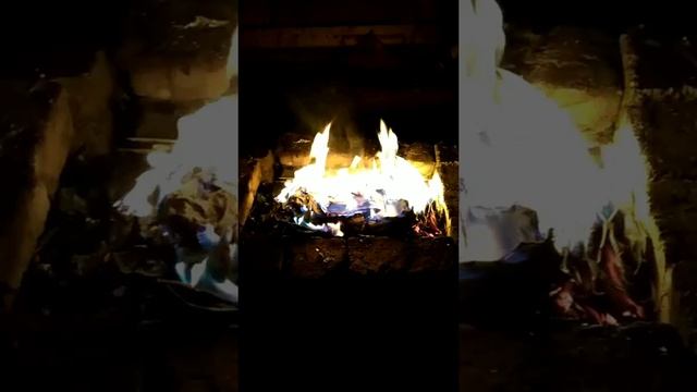 Вот что делает человека счастливым — сидеть и мечтательно смотреть на огонь... смотреть онлайн