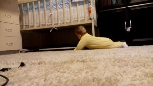 Впервые сел сам и пополз