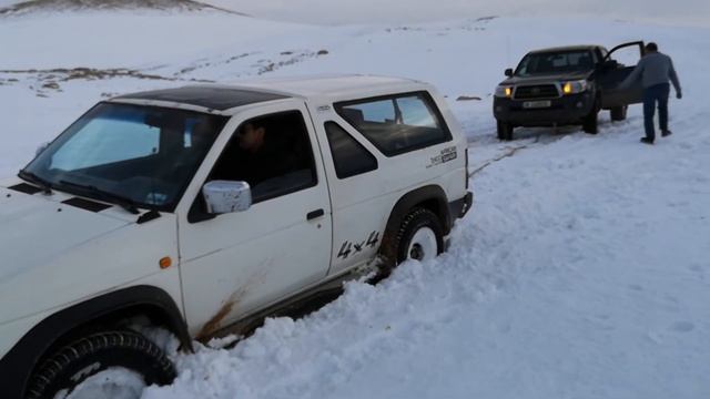 07#toyota tacoma pulling stuck 88 #Nissan terrano again deep snow смотреть онлайн