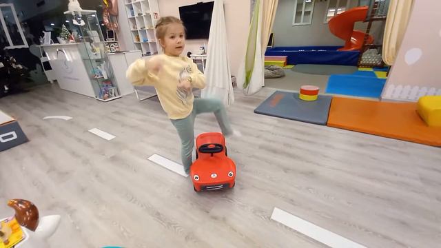 Детский Игровой ЦЕНТР. Горки, шары, батут, машинки. смотреть онлайн