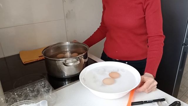 Как сварить яйца, разбор по минутам! смотреть онлайн
