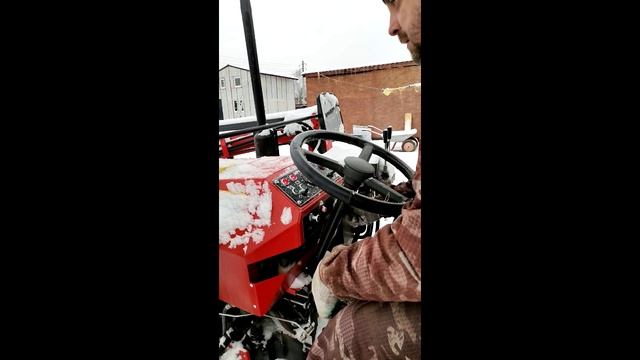 Убираю первый снег, минитрактор Уралец 224. смотреть онлайн