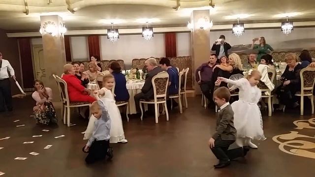 Трогательный танец на свадьбе смотреть онлайн