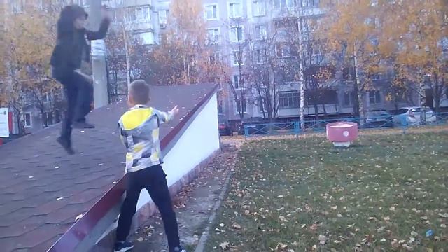 Учусь сальто с другом. Поставил и упал!!! смотреть онлайн
