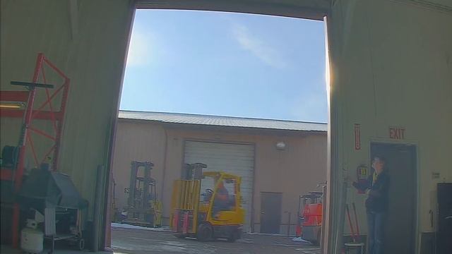 Forklift coming onto loading dock WV-NW502 Panasonic IP Camera смотреть онлайн