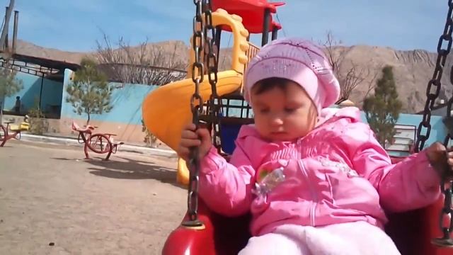 Как папа укладывает дочку спать, мамы учитесь.. смотреть онлайн
