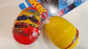 Обзор машинок. Две случайные машинки из яиц Welly. Гонка машинок