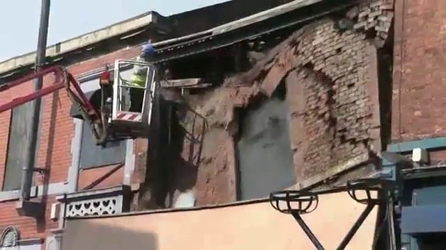 Mason renovating brick building accidentally causes it to collapse смотреть онлайн