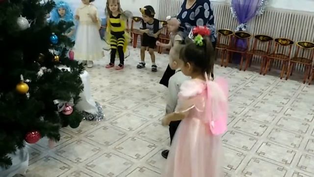 Весёлый танец, год петушка))))2017год у ворот! смотреть онлайн