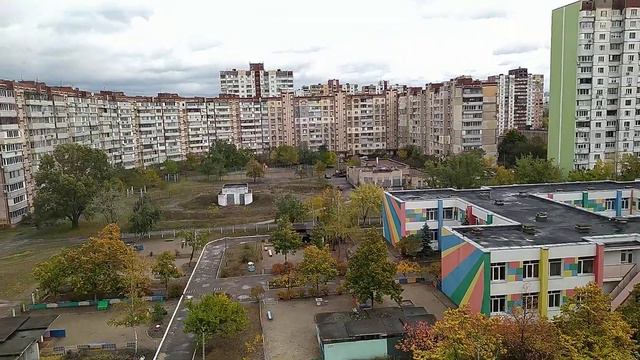Киев сегодня 28 октября 🇺🇦 В Украине сильный ветер ломает деревья смотреть онлайн