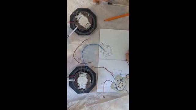 Капитан Ли и младший научный сотрудник Ева продолжают подключать свет на космическом корабле. смотреть онлайн