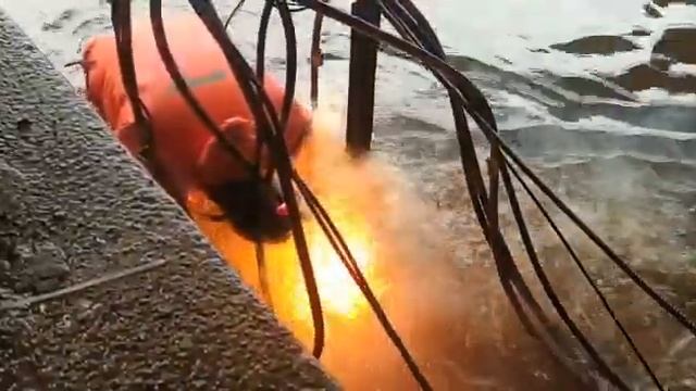@TiGTULA тут без звука,сварка под водой ,все гениальное просто) смотреть онлайн