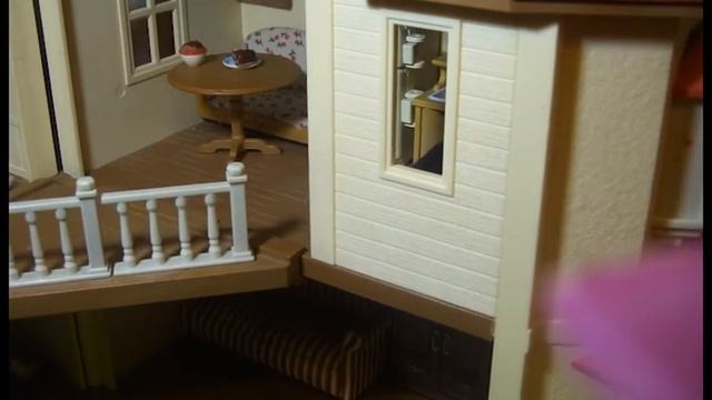 хомячок играет в домике Sylvanian Families смотреть онлайн