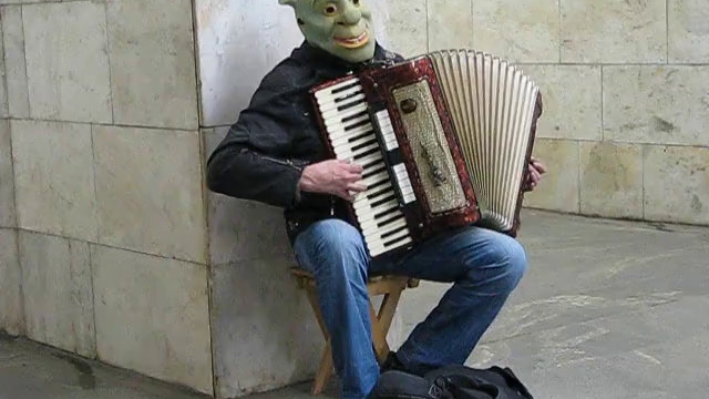 Шрек и аккордеон 