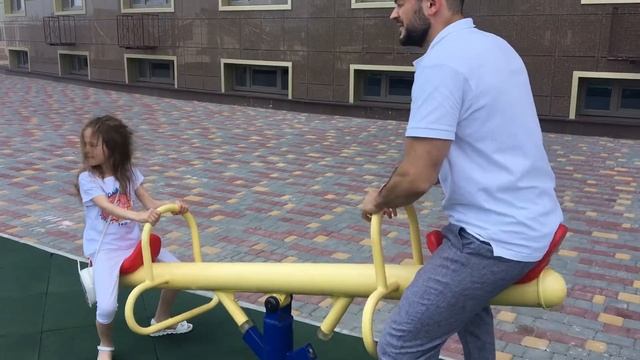 ЕВА ГУЛЯЕТ НА ДЕТСКОЙ ПЛОЩАДКЕ! смотреть онлайн