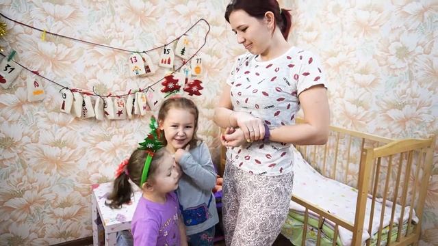 КТО ПЕРВЫЙ ОСВОБОДИТСЯ ОТ ГИРЛЯНДЫ, ПАКЕТА И ТУАЛЕТНОЙ БУМАГИ. МАМА VS ДЕТИ ! ЧЕЛЛЕНДЖ смотреть онлайн
