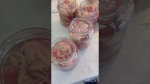 Тушенка из говядины и свинины.