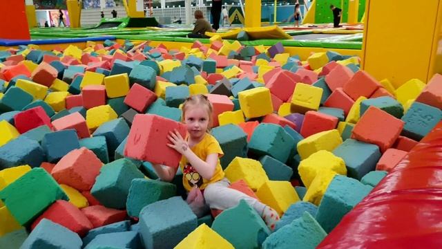 Полина скачет на батутах. Батутный центр Самара. Trampoline center Samara. смотреть онлайн