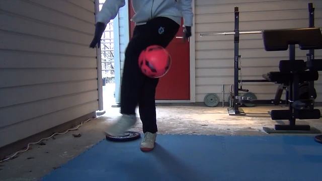 Toe Bounce Tutorial - Football Soccer Freestyle смотреть онлайн
