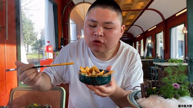 火车上吃火锅？成都网红餐厅，毛肚，午餐肉涮起来，大胖一人就花了400！【都市陈大胖】
