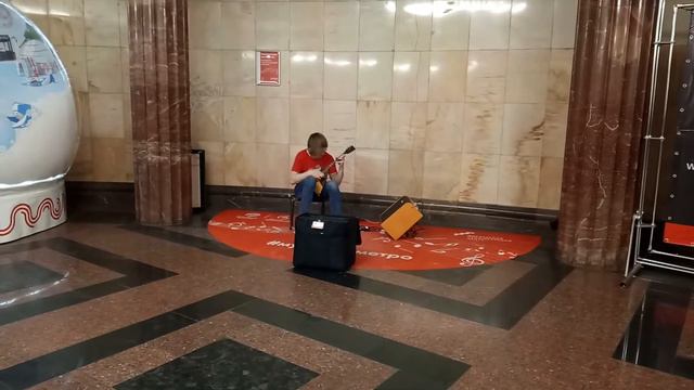 Виртуозное исполнение на балалайке станции Курский вокзал. Дуэт "Лады" смотреть онлайн