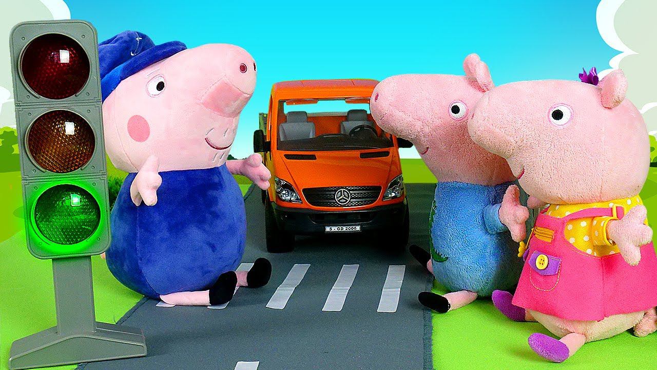 Пеппа помогает дедушке перейти дорогу. Видео для детей про игрушки Свинка Пеппа на русском языке смотреть онлайн