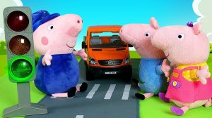 Пеппа помогает дедушке перейти дорогу. Видео для детей про игрушки Свинка Пеппа на русском языке