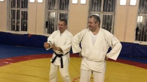 Вариант освобождения рук от связывания серым скотчем.