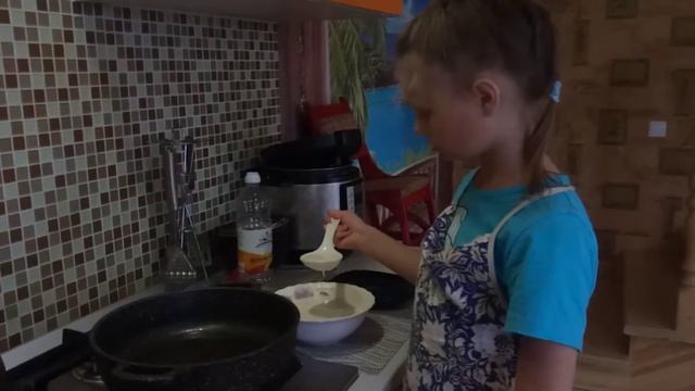 Готовим простые оладьи/ Дети готовят #оладушки/Как приготовить простые оладьи/ смотреть онлайн