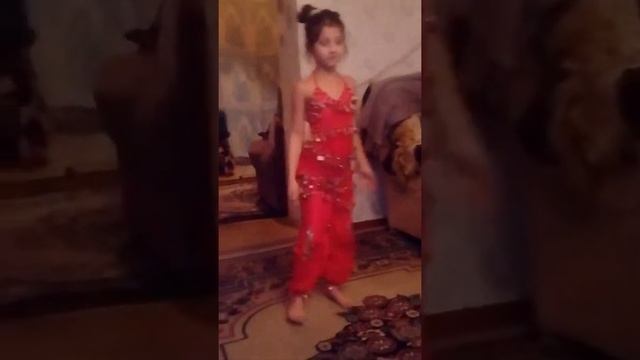 Девочка танцует индийский танец смотреть онлайн