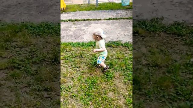Как научить ребёнка ходить 😜👌? Сделать второго ребёнка чуть раньше 😂 смотреть онлайн