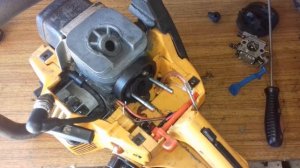 Бензопила Партнер 350, заливает свечу устраняем подсос воздуха