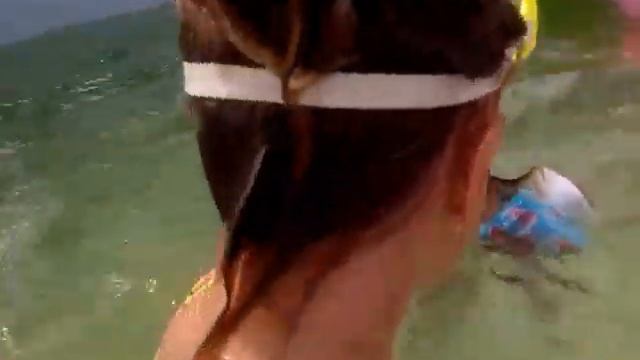 Настя купается в большом бассейне.Пытаемся научиться плавать.02.11.2016 смотреть онлайн