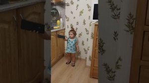 Кто пописал? Бабушка шутя ругает!