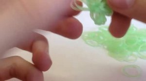 Клевер из резинок на рогатке и крючке