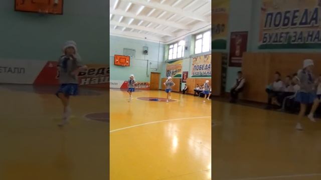 В школе праздник танцуют смотреть онлайн
