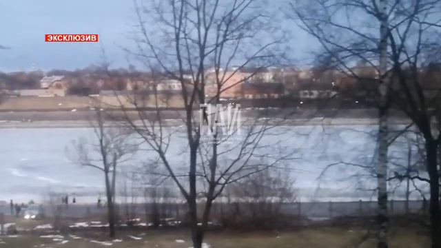 Эксклюзивное видео спасения мальчика, провалившегося под лёд на реке Великой смотреть онлайн