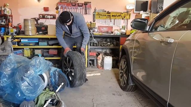 LADA VESTA SW CROSS Замена колес с лета на зиму .