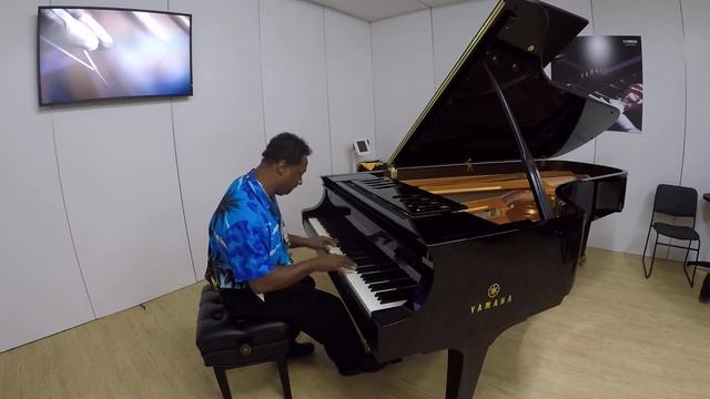Kris Nicholson Test Drives The New Yamaha CFX2 9ft Concert Grand Piano At NAMM 2022 Day 3 смотреть онлайн