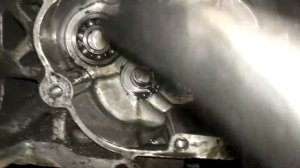 Снятие глухих подшипников с крышки и картера. Замена подшипников редуктора Honda DIO.