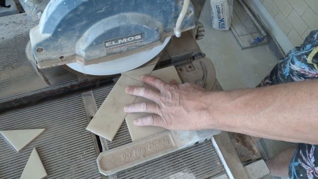 Как точно и быстро резать плитку по диагонали DIY. смотреть онлайн