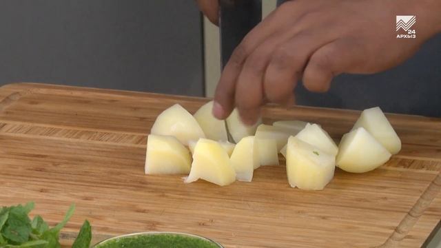 Наша кухня. Готовим сабджи из картофеля и роти (23.07.2023) смотреть онлайн