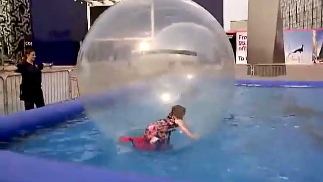 Fun with the Aqua Globe смотреть онлайн