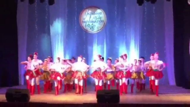 Это я и мои друзья танцевать танец "Перлина" смотреть онлайн