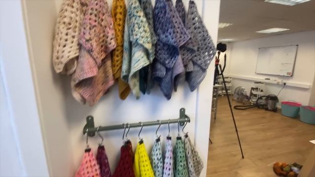 STRANDED - Studio Tour смотреть онлайн